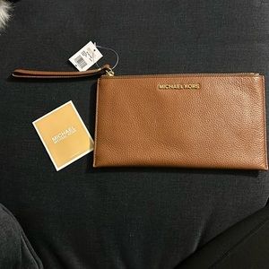 Michael Kors Jet Set Lg Zip Clutch Leather color camel